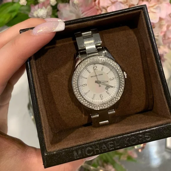 ⏱ Michael Kors Watch - Picture 1 of 5